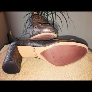 Metallic block heel shoe